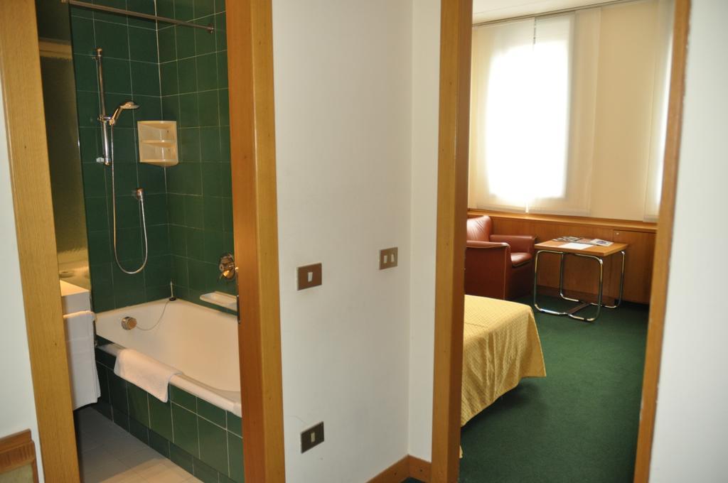 Hotel Galileo Милано Екстериор снимка